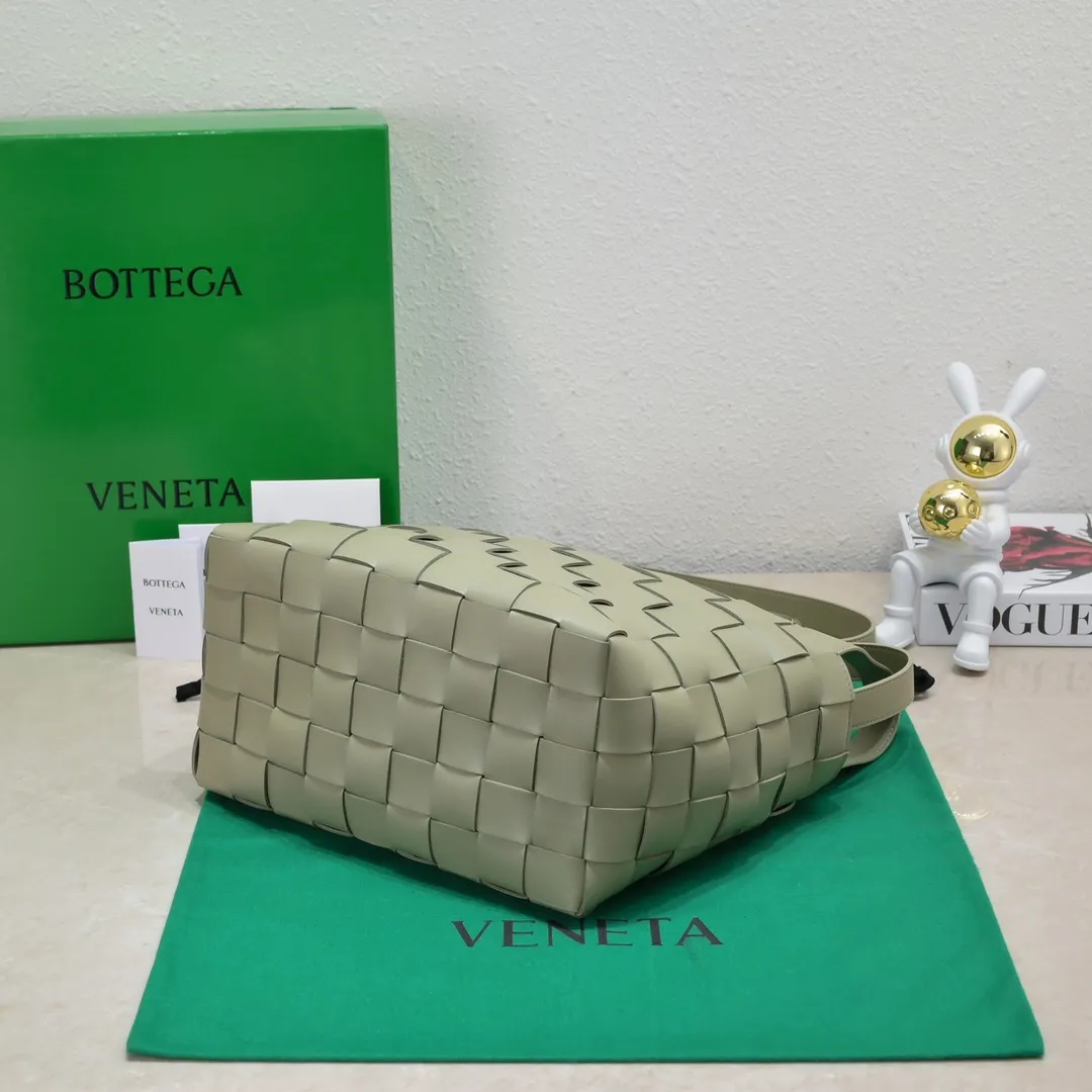 Batch 2600 BottegaVeneta What can be packed in the new bowling bag? Have you got the new bowling bag? Super large capacity ~ The key is low-key, simple and casual style ~ the fashion sense is not reduced at all. It combines BV's classic woven elements and can also be used for computers. The length of the shoulder straps can be adjusted. It is suitable for tall girls to carry. Boys also have a sunny back☀️ Style number: 7466# Size: 28*21*16